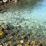 Splendide Les Pieds Dans L'eau Dans La Baie De Mahon *