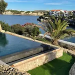 Splendide Les Pieds Dans L'eau Dans La Baie De Mahon Es Castell (Menorca)
