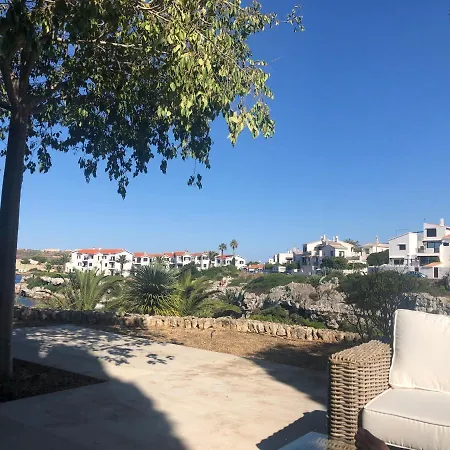 Splendide Les Pieds Dans L'eau Dans La Baie De Mahon