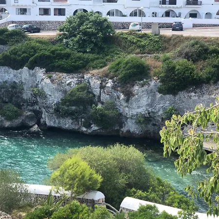 Splendide Les Pieds Dans L'eau Dans La Baie De Mahon