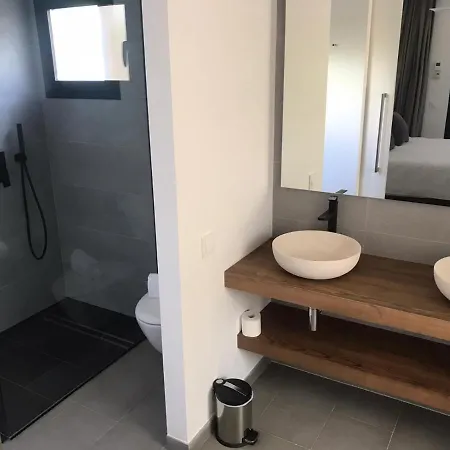 Splendide Les Pieds Dans L'eau Dans La Baie De Mahon Es Castell (Menorca)