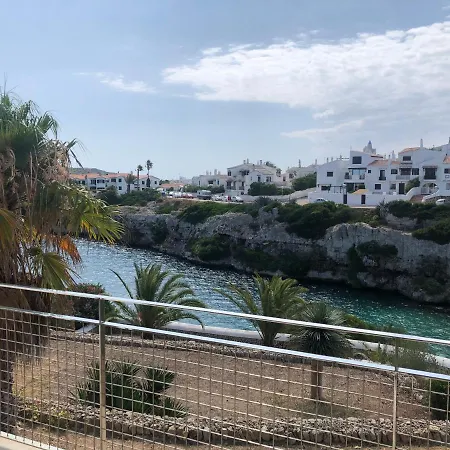 Splendide Les Pieds Dans L'eau Dans La Baie De Mahon *