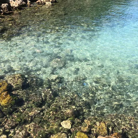 Splendide Les Pieds Dans L'eau Dans La Baie De Mahon *