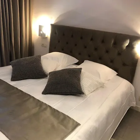 Splendide Les Pieds Dans L'eau Dans La Baie De Mahon エス・カステル