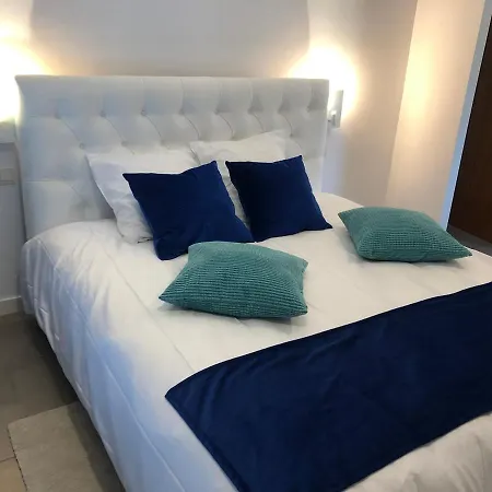 Splendide Les Pieds Dans L'eau Dans La Baie De Mahon エス・カステル