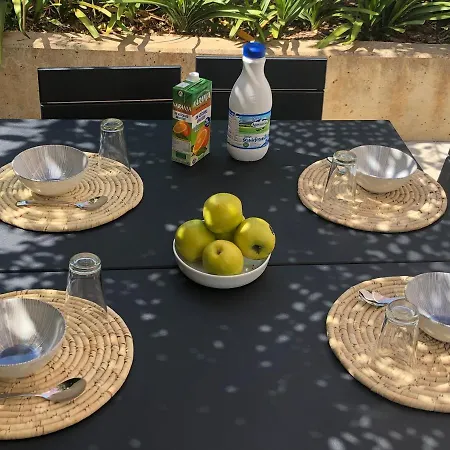 Splendide Les Pieds Dans L'eau Dans La Baie De Mahon *