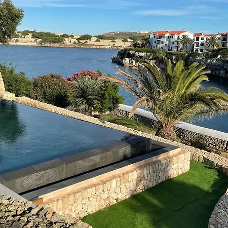 Splendide Les Pieds Dans L'eau Dans La Baie De Mahon Es Castell (Menorca)