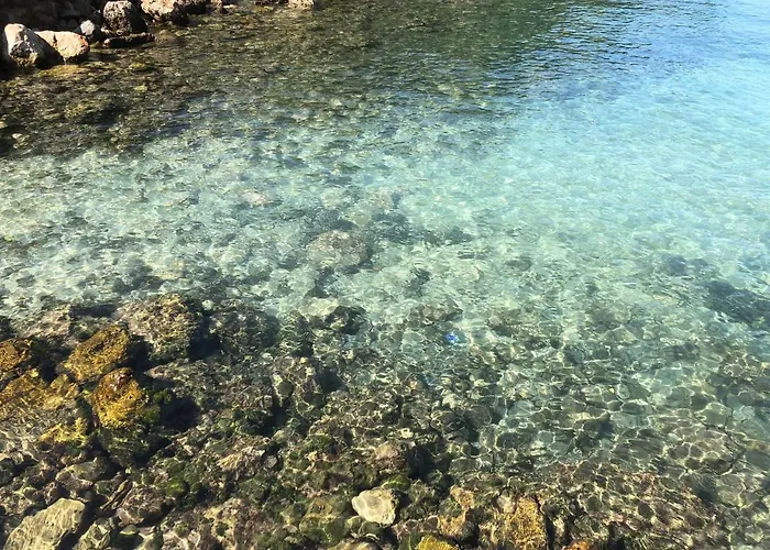 Splendide Les Pieds Dans L'eau Dans La Baie De Mahon *