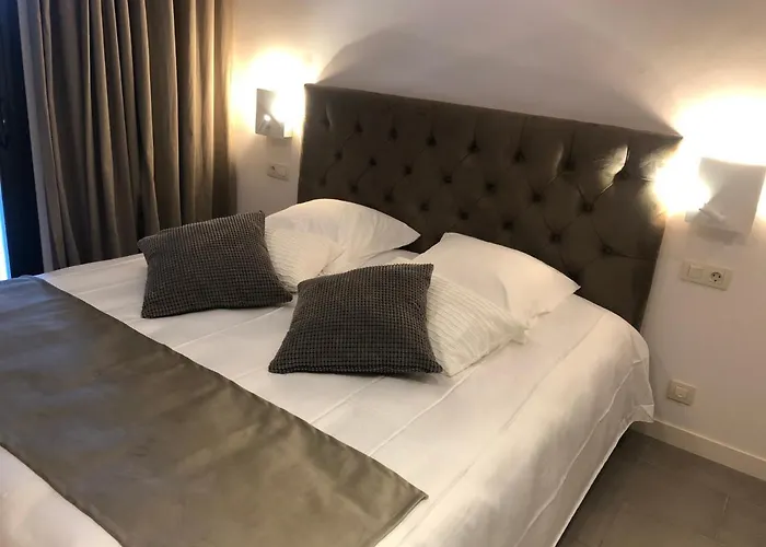 Splendide Les Pieds Dans L'eau Dans La Baie De Mahon Es Castell (Menorca)