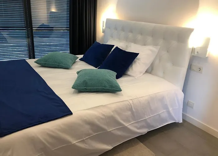 Splendide Les Pieds Dans L'eau Dans La Baie De Mahon * Es Castell (Menorca)