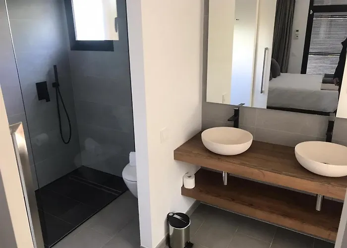 Splendide Les Pieds Dans L'eau Dans La Baie De Mahon Es Castell (Menorca)