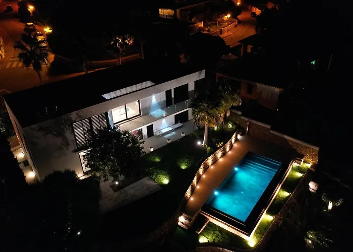 Splendide Les Pieds Dans L'eau Dans La Baie De Mahon Villa