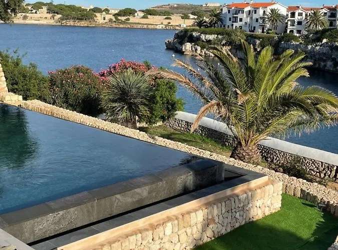 Splendide Les Pieds Dans L'eau Dans La Baie De Mahon Es Castell (Menorca)